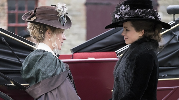 Хлоя Севиньи и Кейт Бекинсейл в трейлере \"Любви и дружбы\"