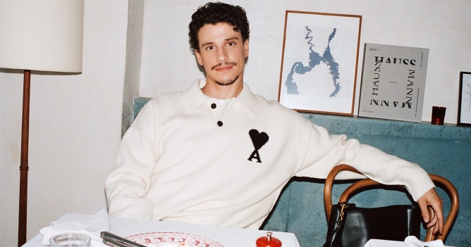 Актер Адам Димарко стал лицом осенней коллекции Ami