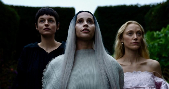 Вышел трейлер фильма «100 ночей героя» с Эммой Коррин и Charli XCX