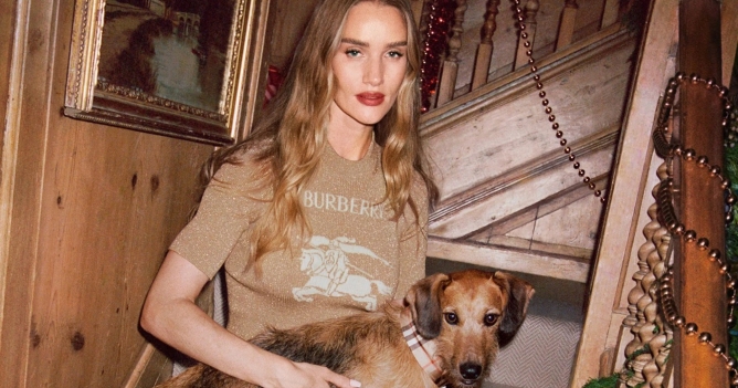 Роузи Хантингтон-Уайтли и Наоми Кэмпбелл снялись в новогоднем кампейне Burberry