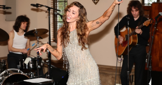 Майли Сайрус выпустила саундтрек к новому «Аватару»