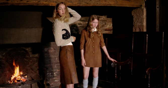 Miu Miu представил праздничную кампанию