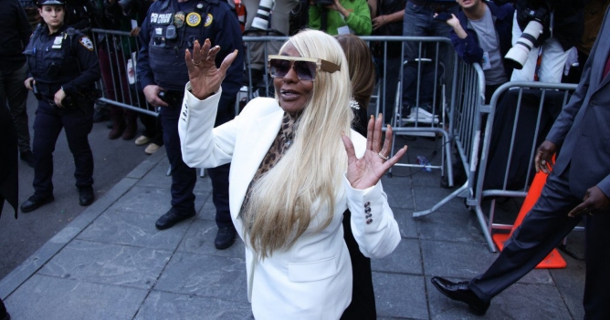 Мать Пи Дидди раскритиковала Netflix за сериал о ее сыне