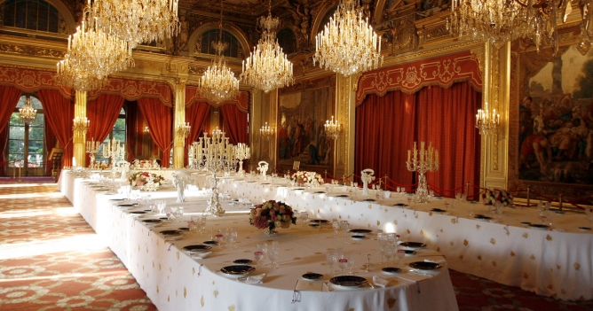 В Елисейском дворце украли столовые приборы на сумму до 40 тысяч евро
