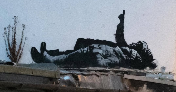 В Лондоне появились два новых граффити Бэнкси