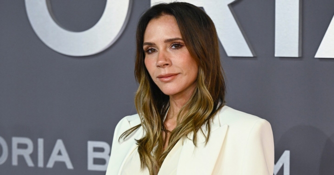 Сингл Виктории Бекхэм лидировал в чартах после скандала с сыном