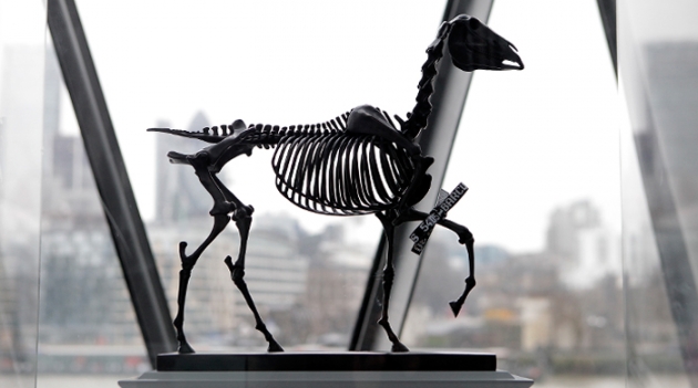 Монумент-палец и скелет лошади на Трафальгарской площади