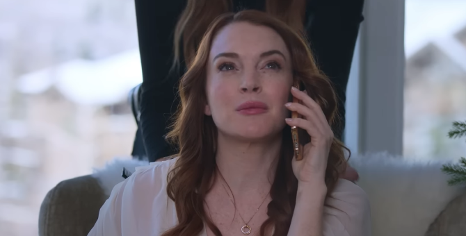 Линдси Лохан теряет память в трейлере фильма Netflix «Влюбиться в Рождество»