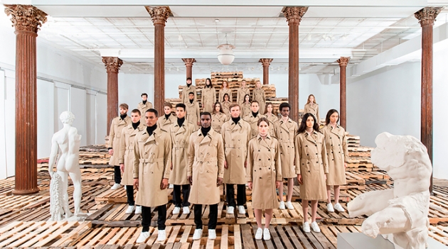 Итальянская художница Ванесса Бикрофт создала кампанию-перформанс для Valentino