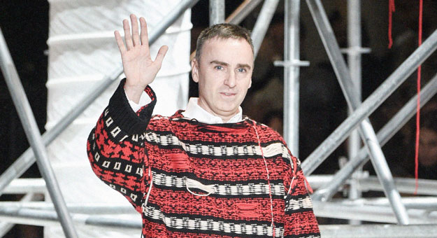 Raf Simons переносит показ весенне-летней коллекции в Париж