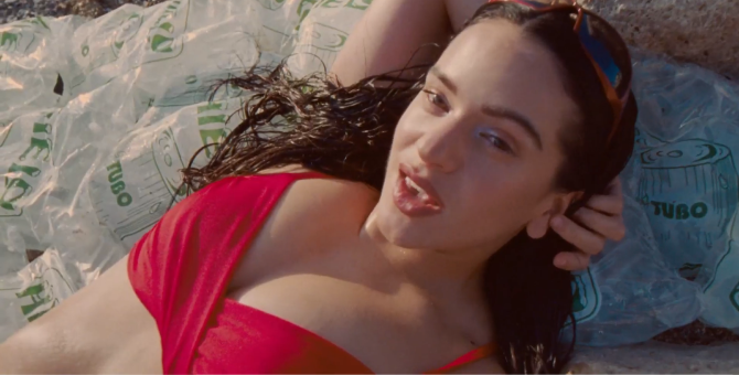 Rosalía отдыхает на море в клипе на трек «Despechá»