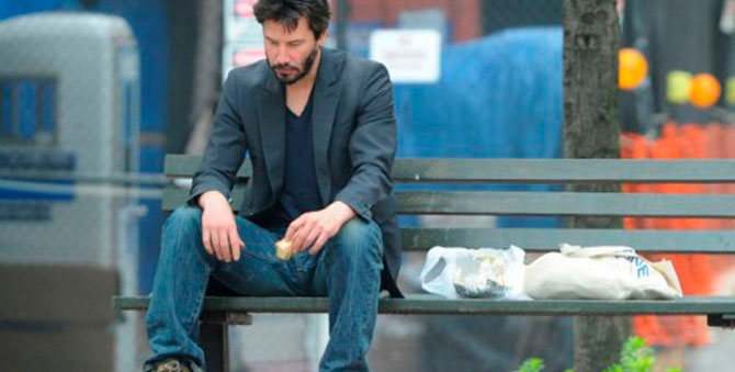 Грустного Киану Ривза снова нашли с мороженым на скамейке