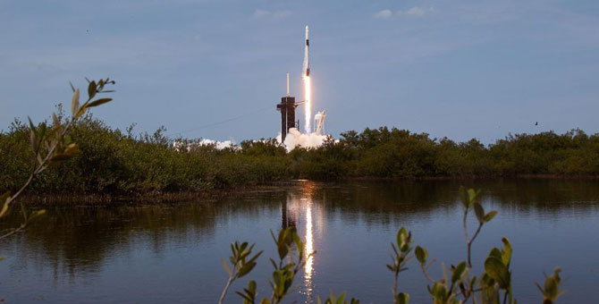 Боб, Даг и динозавр Дино: SpaceX впервые отправила астронавтов на МКС