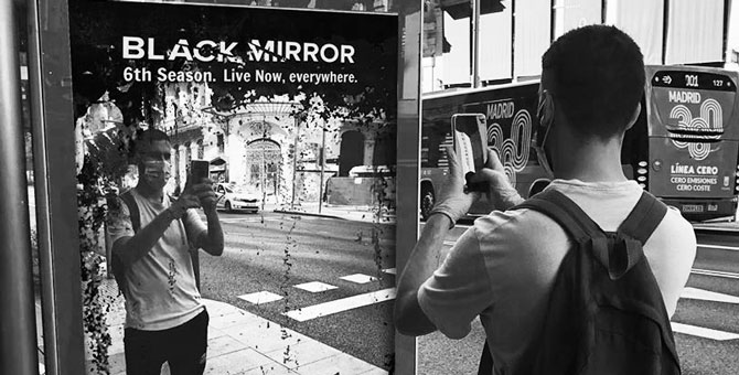 В Мадриде появилась реклама нового сезона «Черного зеркала» в виде зеркала