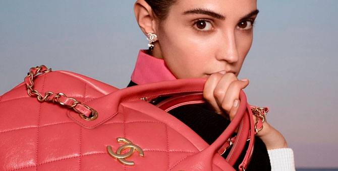 Chanel объяснил, почему не хочет менять традиционную систему показов