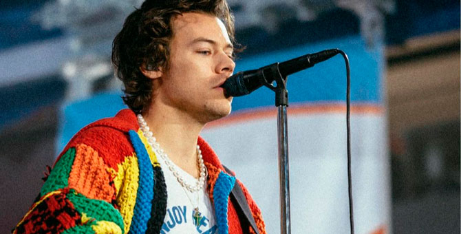 Кардиган Гарри Стайлза попал в коллекцию Музея Виктории и Альберта