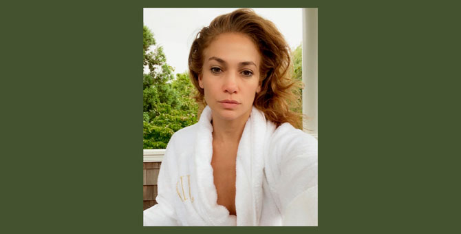 Дженнифер Лопес показала утреннее селфи без макияжа