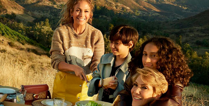 Дженнифер Лопес снялась для Coach со своими детьми и 74-летней мамой