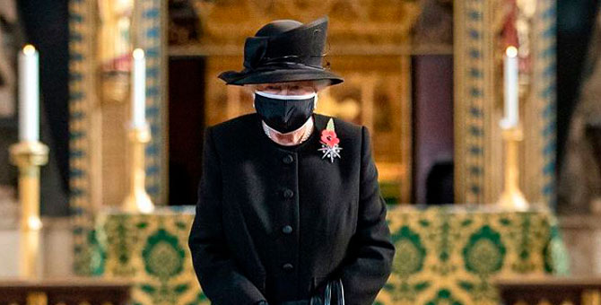 Елизавета II впервые появилась на публике в защитной маске