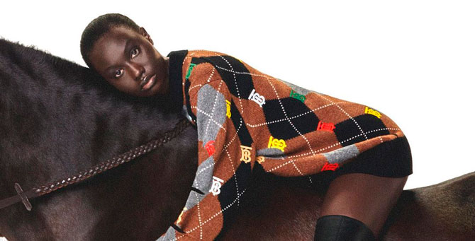 Burberry выпустил рождественский свитер с монограммами