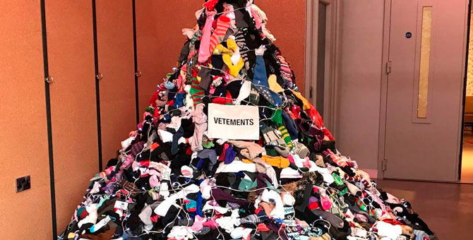 Vetements сделал экологичную елку из носков
