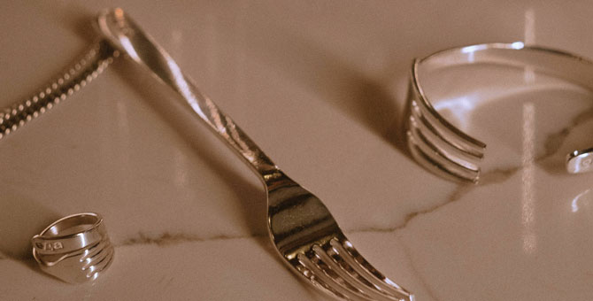 Сервис «Яндекс. Еда» открыл интернет-магазин с коллекцией одежды и сувениров