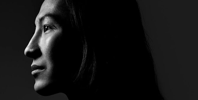 Александр Вэнг открыл бутылку волосами для вирусного челленджа