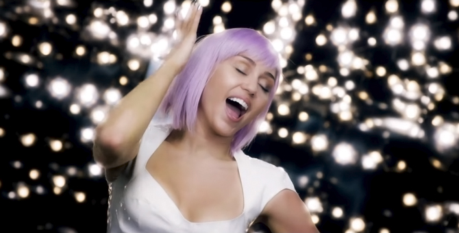 Netflix выпустил клип с Майли Сайрус из нового сезона «Черного зеркала»