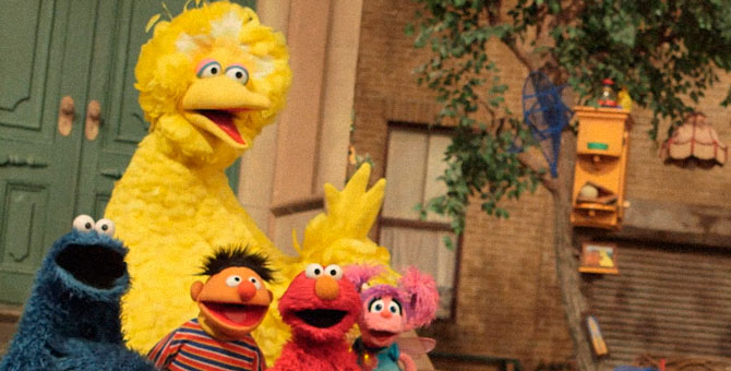 В «Улице Сезам» появился персонаж из семьи наркоманов