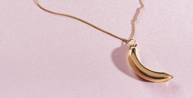 Бананы и роботы: Prada выпустил первую коллекцию ювелирных изделий из золота