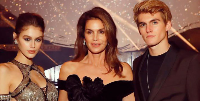 Сын Синди Кроуфорд набил тату на лице