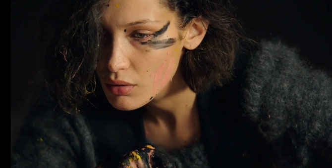 Белла Хадид пачкается в краске и рисует в кампании Miu Miu