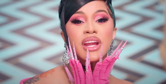 Cardi B поддержала Селену Гомес и сказала, что ждет от нее альбом «плохой девочки»