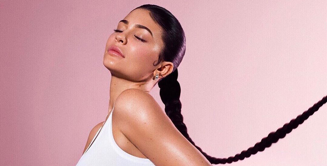 Кайли Дженнер раскритиковали за неправильное использование собственной косметики