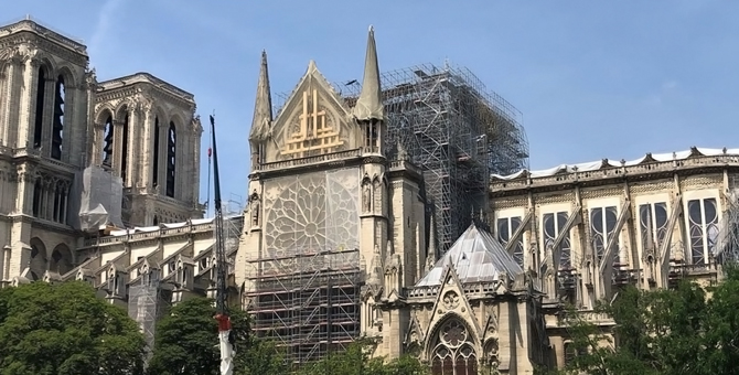 Парижская прокуратура выдвинула две версии пожара в Нотр-Даме
