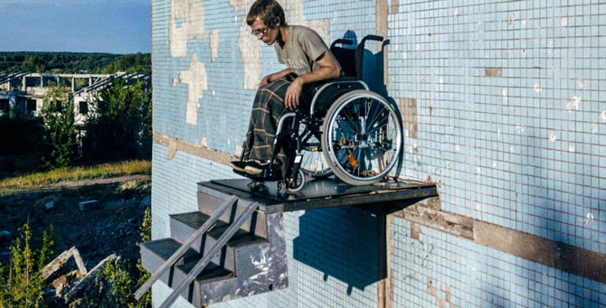 Самарский художник обедает, отдыхает и говорит о проблемах России, зависнув на стене пятиэтажки