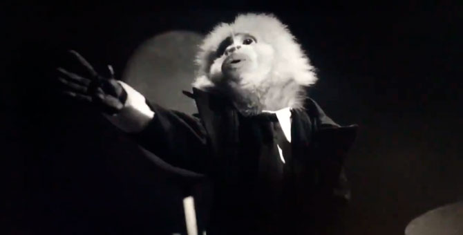 Netflix выпустил новую короткометражку Дэвида Линча, где он допрашивает обезьянку