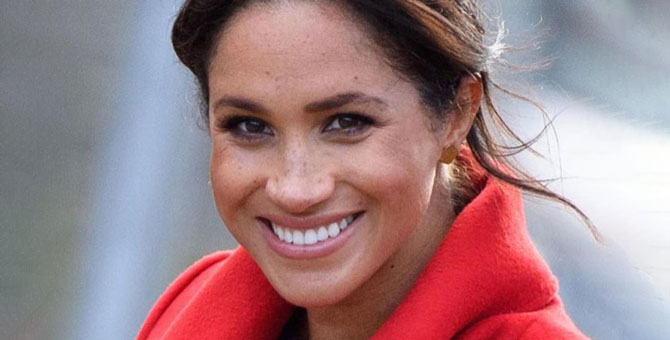 Меган Маркл примерила инстаграм-фильтр с цветочной короной — ей понравилось