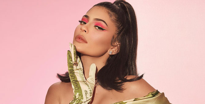 Новую коллекцию Kylie Cosmetics раскритиковали за бахвальство богатством Кайли Дженнер
