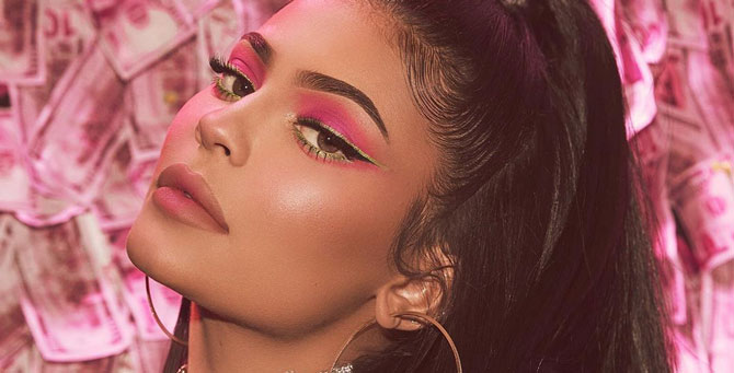 Кайли Дженнер провела видеоэкскурсию по штаб-квартире Kylie Cosmetics