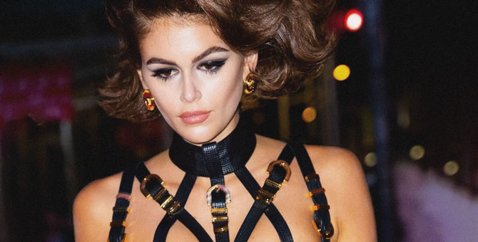 Кайя Гербер повторила лук Синди Кроуфорд с бондажем