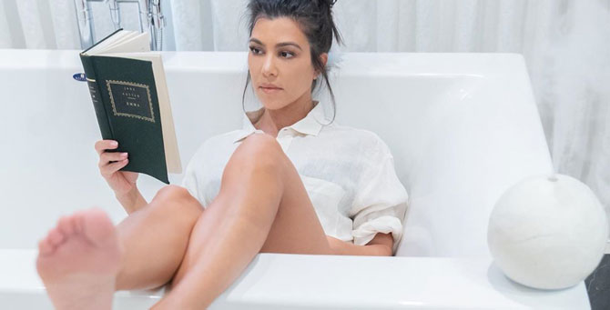 Кортни Кардашьян пытается доказать подписчикам, что умеет читать