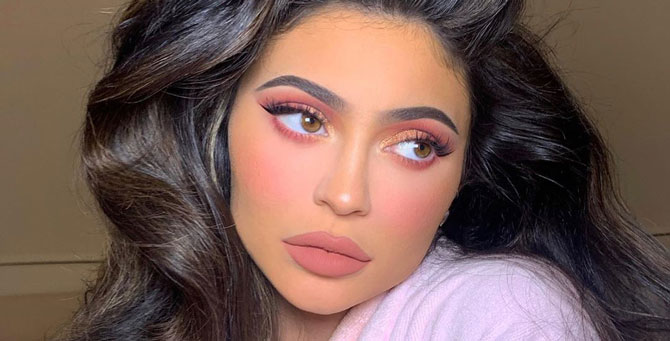 Кайли Дженнер показала свои настоящие волосы