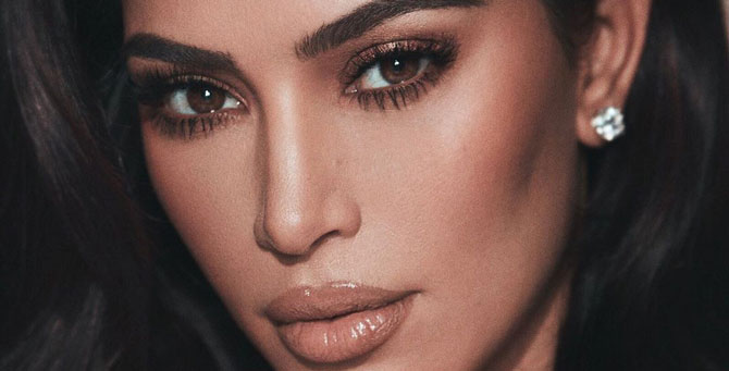 Ким Кардашьян показала, как правильно есть M&Mʼs