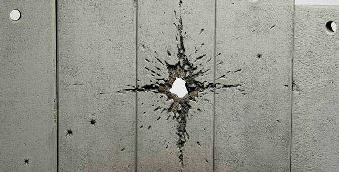 Бэнкси сделал рождественский вертеп с дырой от снаряда вместо звезды