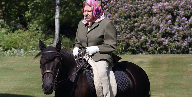 В Сети появились фотографии Елизаветы II на карантине