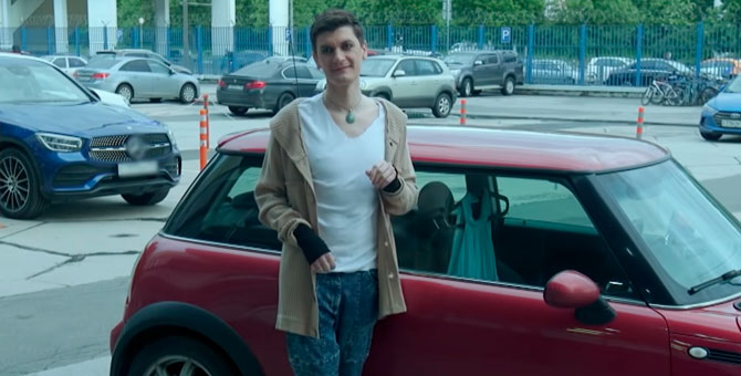 Иван Ургант снял пародию на гомофобный ролик о поправках в Конституцию