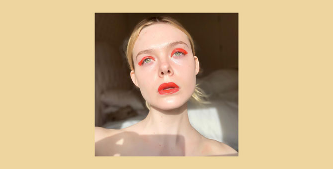 Эль Фаннинг придумала креативный макияж с одной помадой