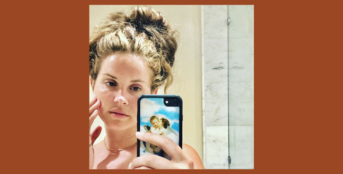 Лана Дель Рей осветила волосы с помощью лимонов