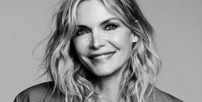 Мишель Пфайффер опубликовала селфи без макияжа